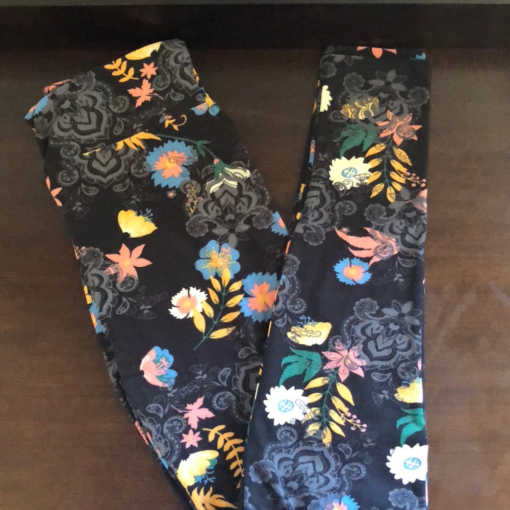 New black patterned one size Lularoe leggings.